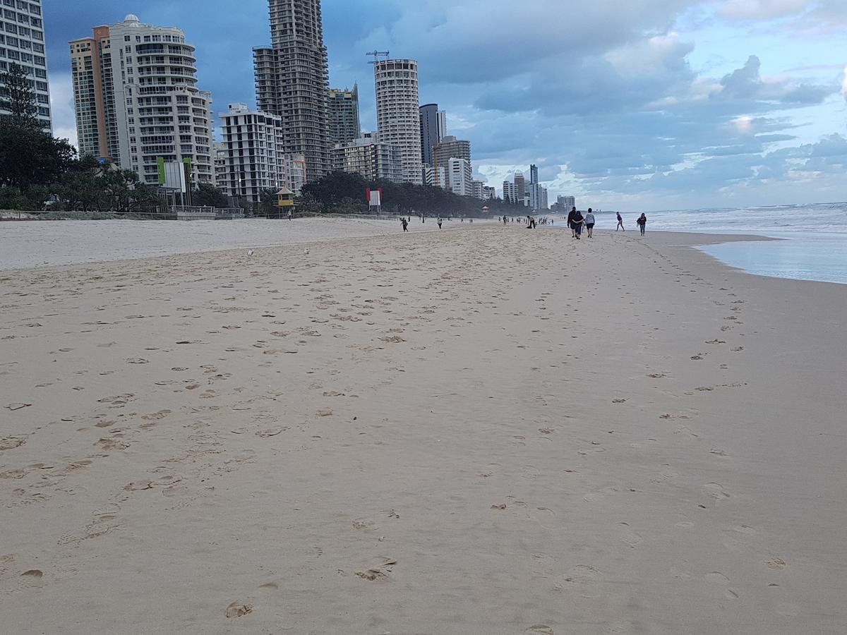 The Sands Сърфърс Парадайс Екстериор снимка