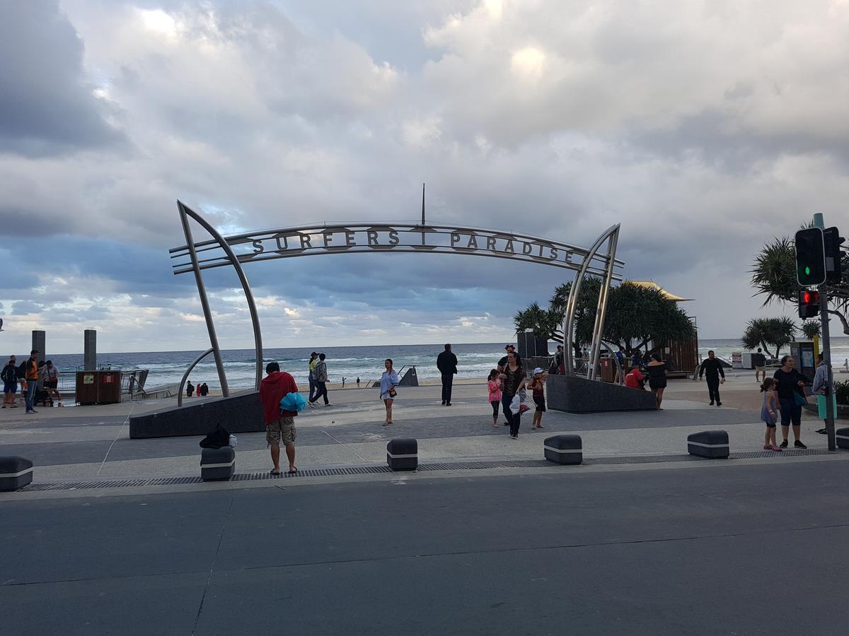 The Sands Сърфърс Парадайс Екстериор снимка